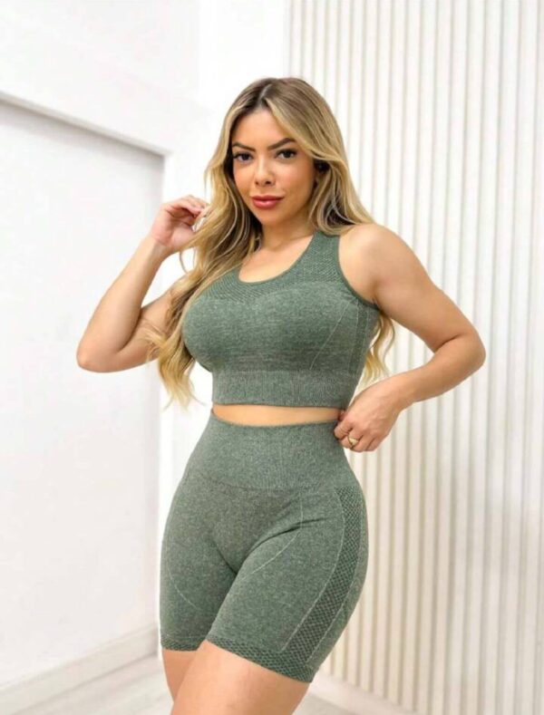 conjunto deportivo color verde