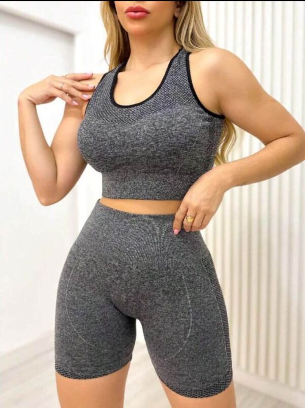conjunto deportivo color gris